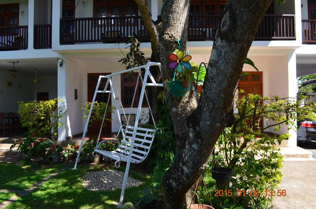 Little Paradise Tourist Guest House And Holiday Home 아누라다푸라 외부 사진